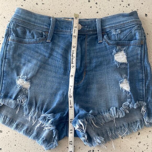 Hollister Women’s Short-Shorts Denim Mid Wash Distressed Raw Hem Size 25 - Picture 5 of 10